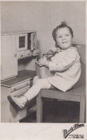 Juditka 2 és fél éves korában (1946. február havában Bpest.) - II. [Fotó]