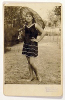 BALATON, fürdőfényképész fotója. Nő erkölcsös fürdőruhában a zamárdi plázson 1931. [jelzett fotólap] 