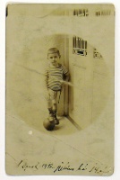 Matróztrikós kisfiú a gangon focilabdával. (Bpest, 1912. július hó 14-én) 