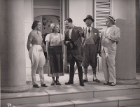 Tolnay Klári, Turay Ida, Ráday Imre, Rajnay Gábor és Kabos Gyula A kölcsönkért kastély c. magyar filmben. 1937.  