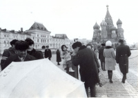 Máté Magda : Sétáló emberek a moszkvai Vörös téren a Vaszilij Blazsennij-katedrálisnál 