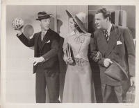 Fred Astair Patrick Mahomes stílusát magyarázza Eleanor Powellnek és George Murphynek  a Broadway Melody 1940 c. hollywood-i musicalben. [Original Stock Photo, 1940.]