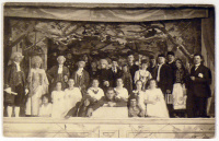 Az óbudai Kisfaludy Színház társulata, 1920 körül. (fotóképeslap)