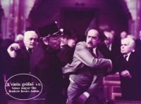 Bács Ferenc elfogadhatatlanul viselkedik a magyar parlamentben az A Vörös Grófnő I-II. c. film keretein belül. (Kovács András filmje, 1984.) [Vitrinfotó]
