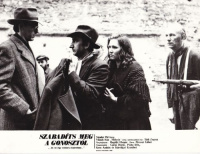 GARAS DEZSŐ kabátlopási ügybe keveredett a Szabadíts meg a gonosztól c. Sándor Pál filmben. Vitrinfotó. 1978.