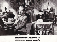 CHARLIE CHAPLIN a Monsieur Verdoux (1947.) c. filmkomédiájában. Vitrinfotó. [1975.]
