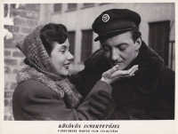 Ruttkai Éva és Sinkovits Imre a Különös ismertetőjel (1955.) c. magyar filmben. (Vitrinfotó)