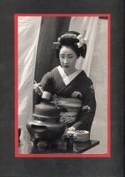 Teaszertartást végző gésa