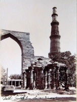 227.     UNKNOWN - ISMERETLEN : [The Qutub Minar minaret in Delhi], cca. 1900. 