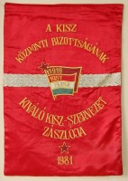 276. A KISZ Központi Bizottságának kiváló KISZ-szervezet zászlója 1981. [Közepes méretű zászló.]<br><br>[Flag of the KISZ (Hungarian Young Communist League) Central Committee’s excellent KISZ organization, 1981.] [Medium-sized flag.]