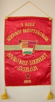 275. A KISZ Központi Bizottságának kiváló KISZ-szervezet zászlója 1978. [Közepes méretű zászló.]<br><br>[Flag of the KISZ (Hungarian Young Communist League) Central Committee’s excellent KISZ organization, 1978.] [Medium-sized flag.] 