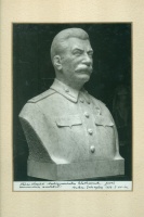 Baksa Soós György (1908-1978) szobrászművész Sztálin szobráról készült fényképfelvételének ajándékmappája Házi Árpád belügyminiszter Elvtársnak, a művész levelével és ajándékozási soraival.