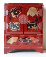 264.   Vintage japanese lacquer jewelry box with characteristic motifs on the top and round sideways. : 