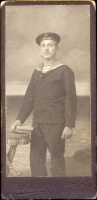 321. [Az S.M.S. Adria fregatt matróza]. [vizitkártya]<br><br>[An unknown sailor from ship S.M.S. Adria]. [visiting card] : 
