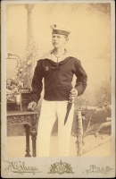 324. [Az S.M.S. Radetzky csatahajó matróza]. [kabinet fotó]<br><br>[A sailor of the battleship S.M.S. Radetzky]. [cabinet card photograph] : 
